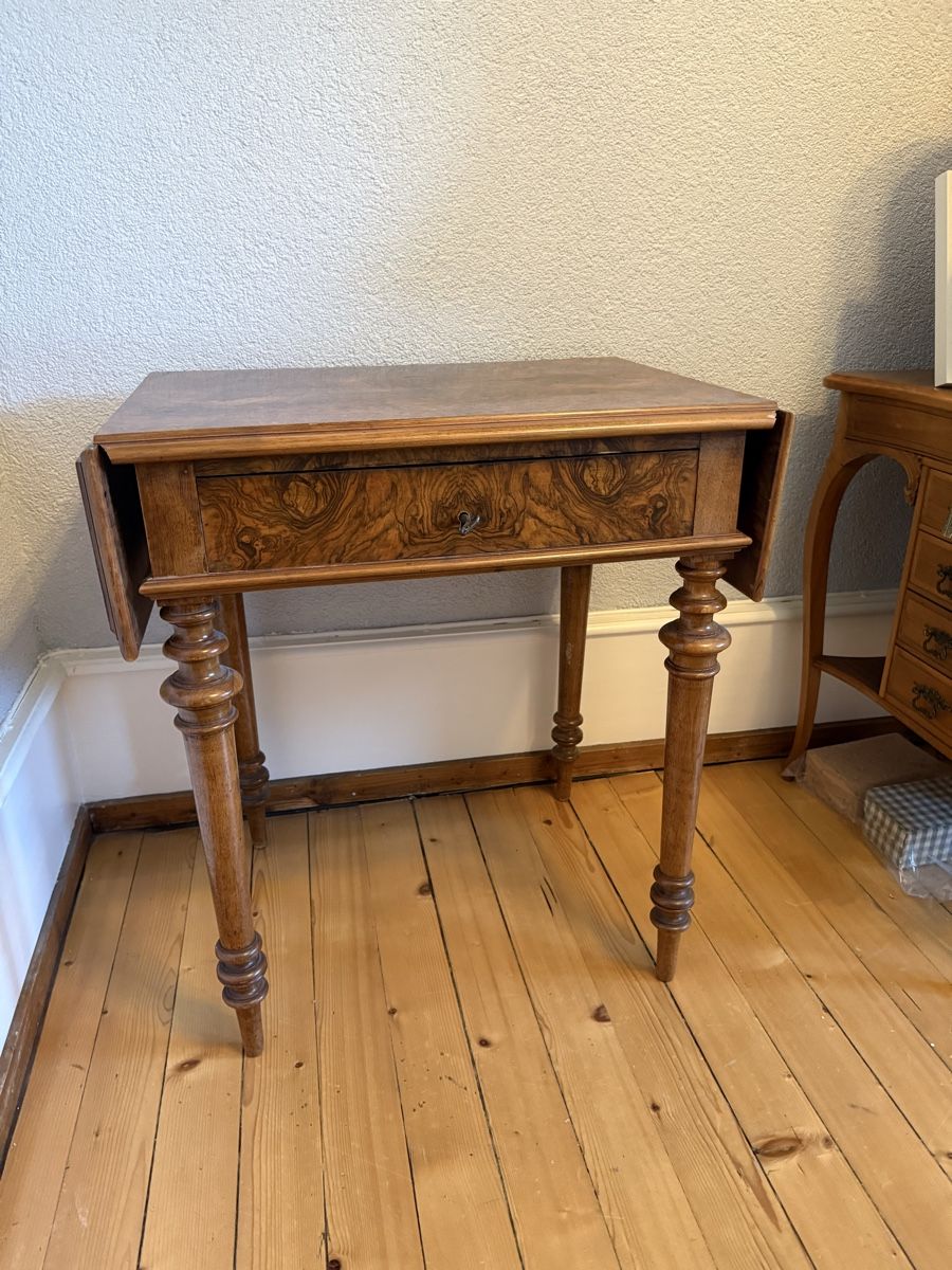 Tavoli: Kleiner antiker Tisch, verlängerter – Usato da Bern venduto da Franz8044