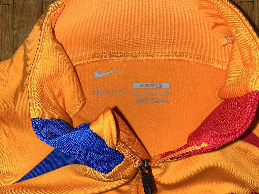 T-shirts: Haut barca foot manches longues  – D'occasion à Genève par lua_8czq 1
