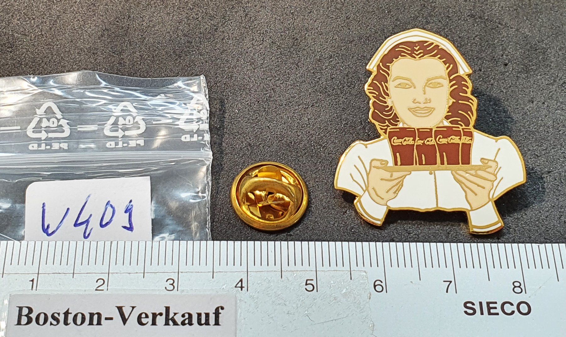 Placchette & Badge: W409 - Pin Coca Cola 1995 Switzerland – Usato da Reinach BL venduto da Boston-Verkauf 1