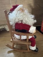 Vintage Nostalgie Weihnachtsmann im Schaukelstuhl
