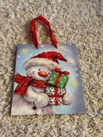 Geschenktüte / Papiertüte mit süssem Schneemann mit Mütze