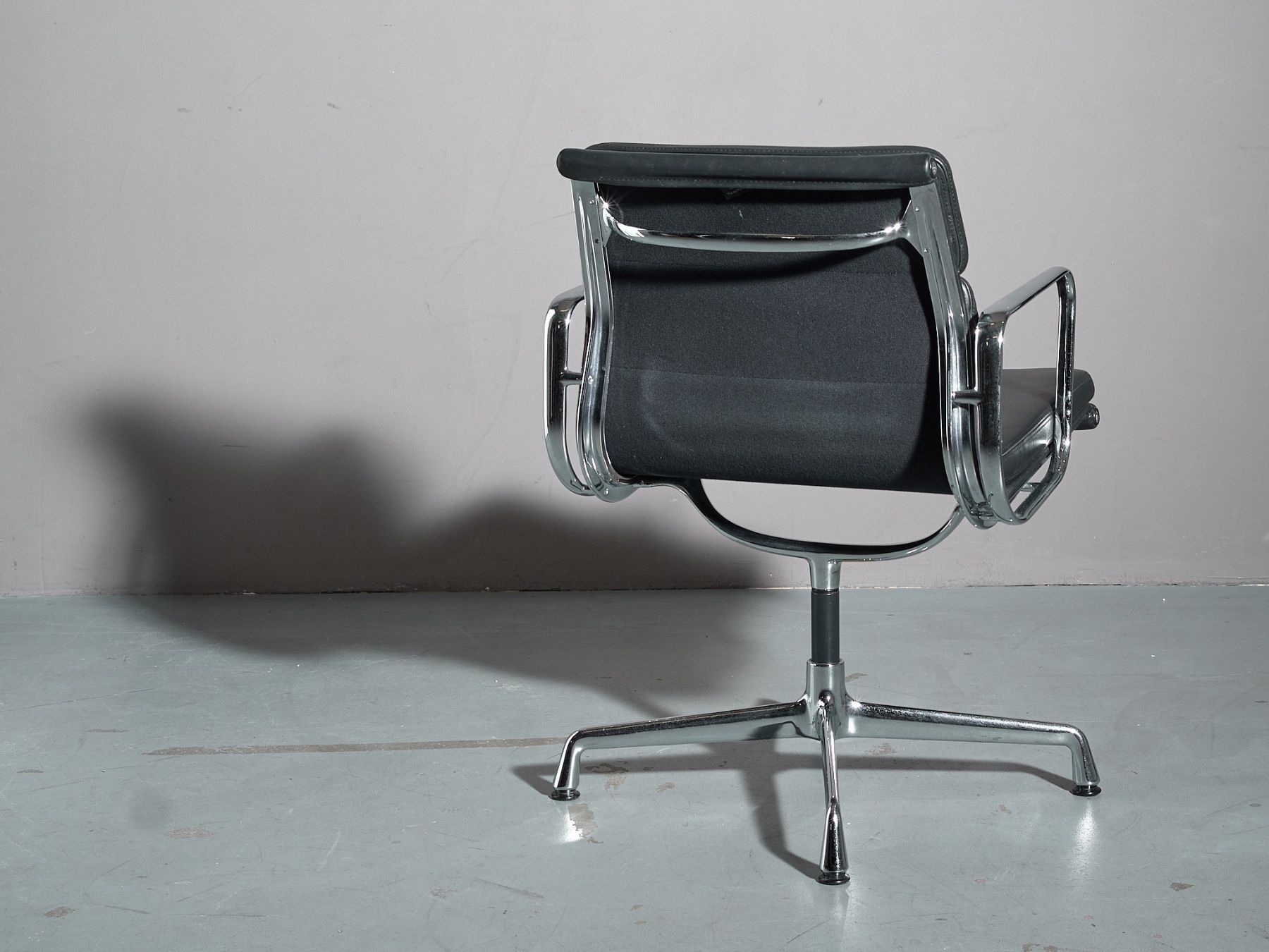 Eames Sedie: Vitra Soft Pad Char EA208, Leder – Usato da Liebefeld venduto da Orvin2534 1