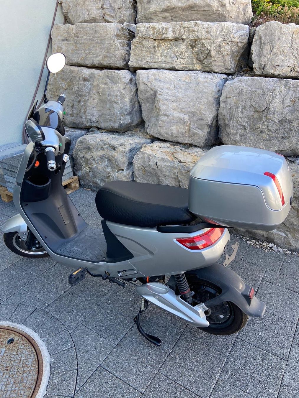 Voiturettes électriques: Elektroroller silber guter Zustand mit Topcase – D'occasion à Oberbipp par Houdi76 2