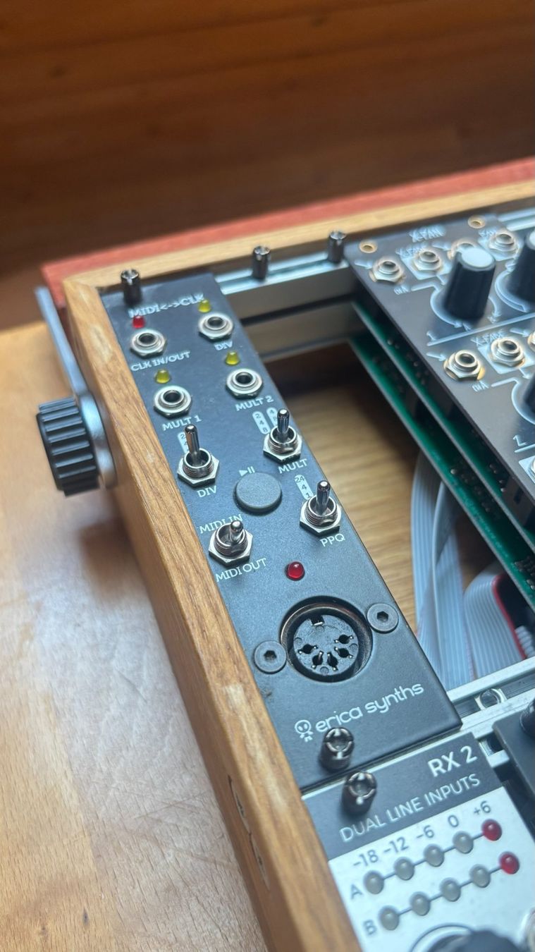 Strumenti musicali: Erica Synths - Midi to Clock V2 – Usato da Bern venduto da simonlanz1