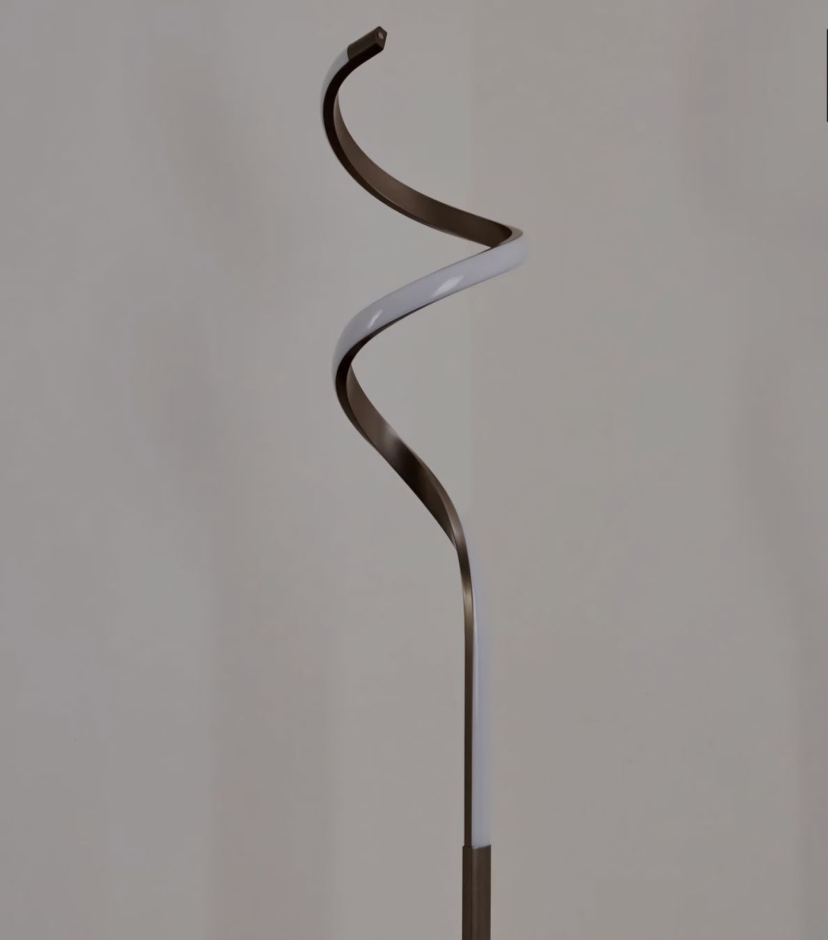 Lampes: Dimmbare LED Stehleuchte Spiral Design – Neuf (Voir description) à Bäretswil par Suter89 3