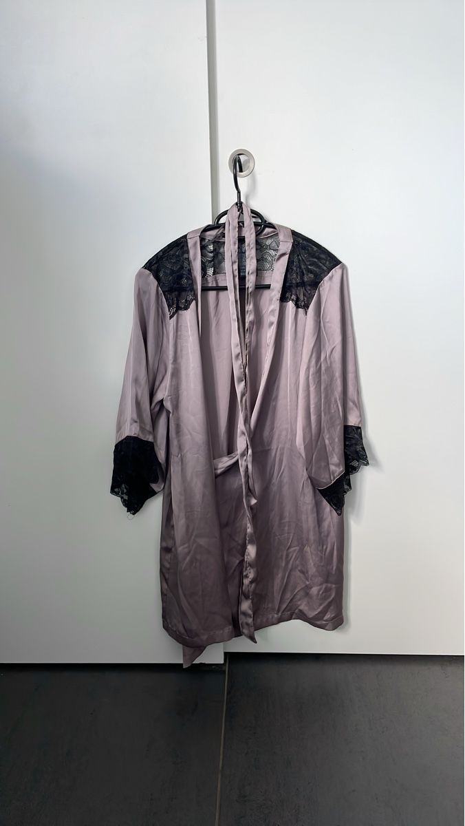 H&M Negligees & Pyjamas: Robe de chambre avec dentelle H&M – Gebraucht aus Cressier NE von leiestla