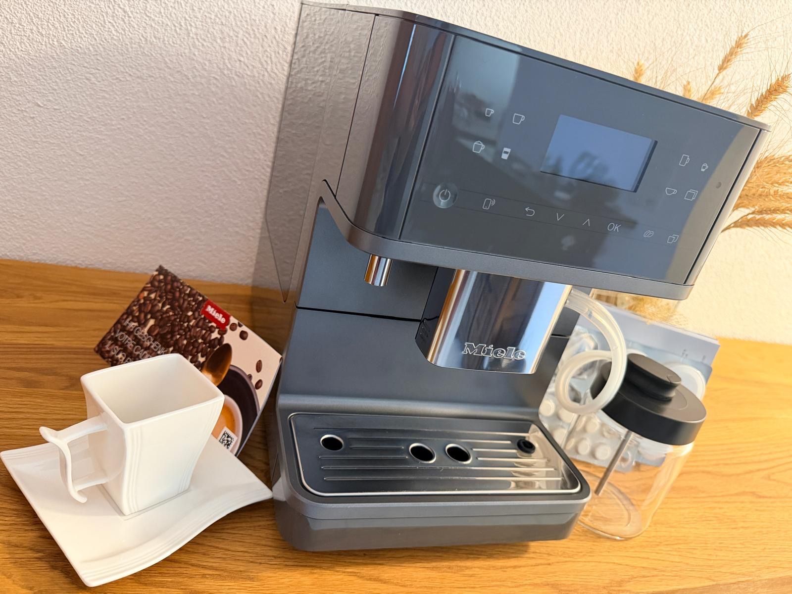 Miele Machines à café & Machines à expresso: Caffe Maschine MIELE CM 6560 – D'occasion à Wohlen AG par cam_f8rq 1