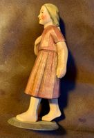 Huggler Brienz, schreitendes Mädchen, Holz, Krippenfigur