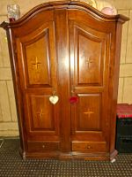 Holzschrank