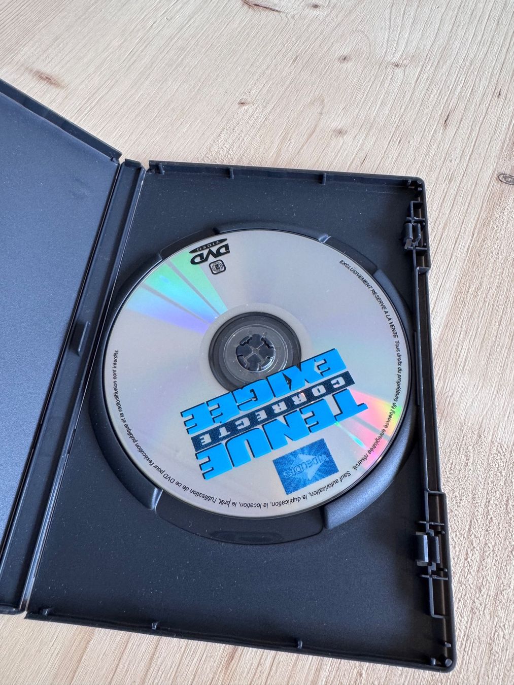 Tutti i DVDs: Tenue Correcte Exigée DVD – Usato da Neuchâtel venduto da _Easy_to_Find_ 2