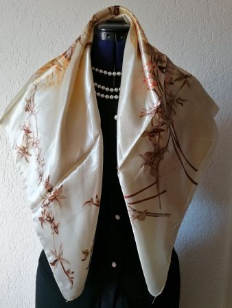 Edles Tuch in Seidenoptik, Frühling Blumenmuster creme-beige