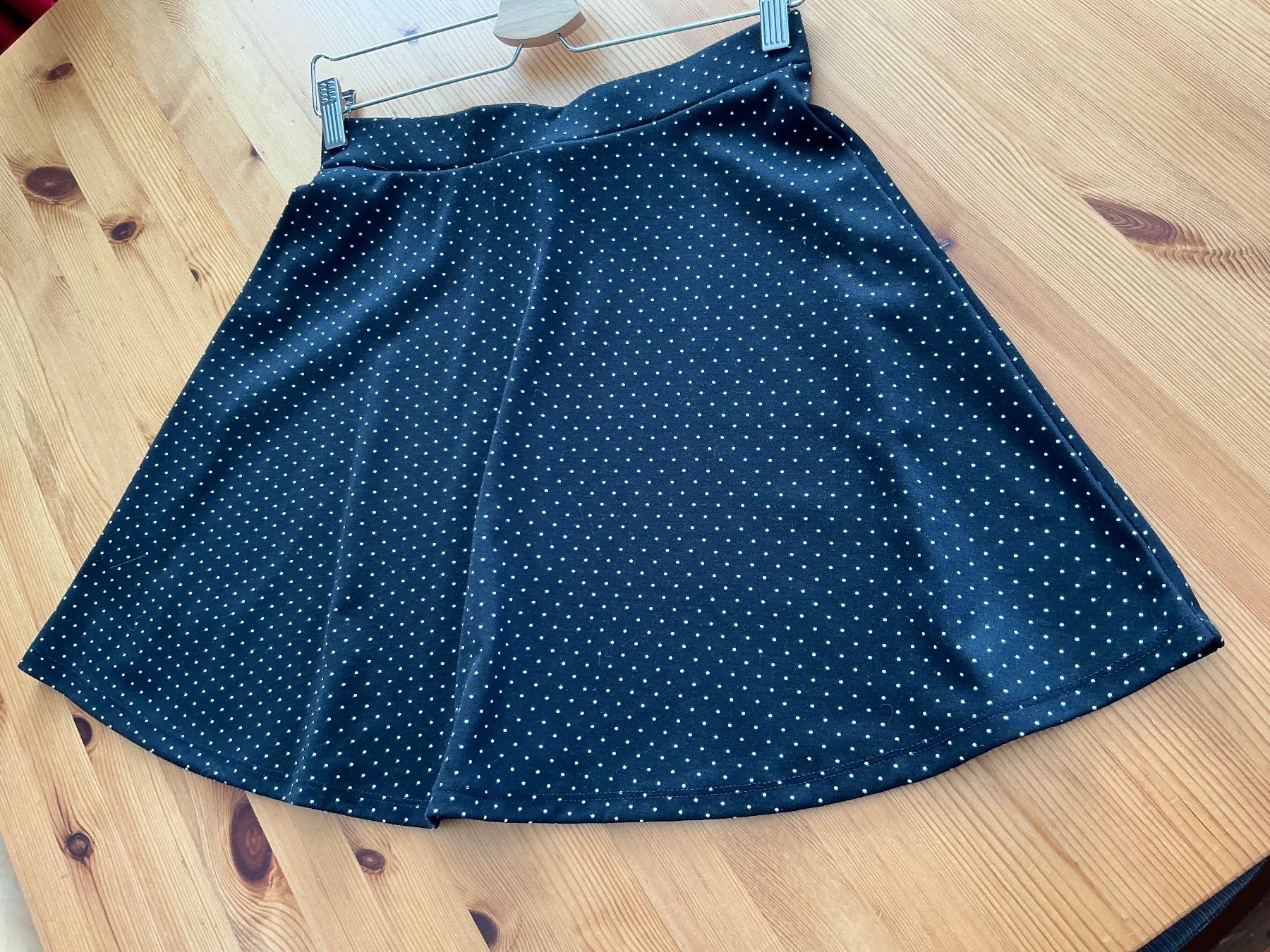 H&M Gonne: Schwarzer JUPE mit Punktmuster,  Gr. 36  NEU – Nuovo (secondo la descrizione) da Aesch BL venduto da Fortexx 1