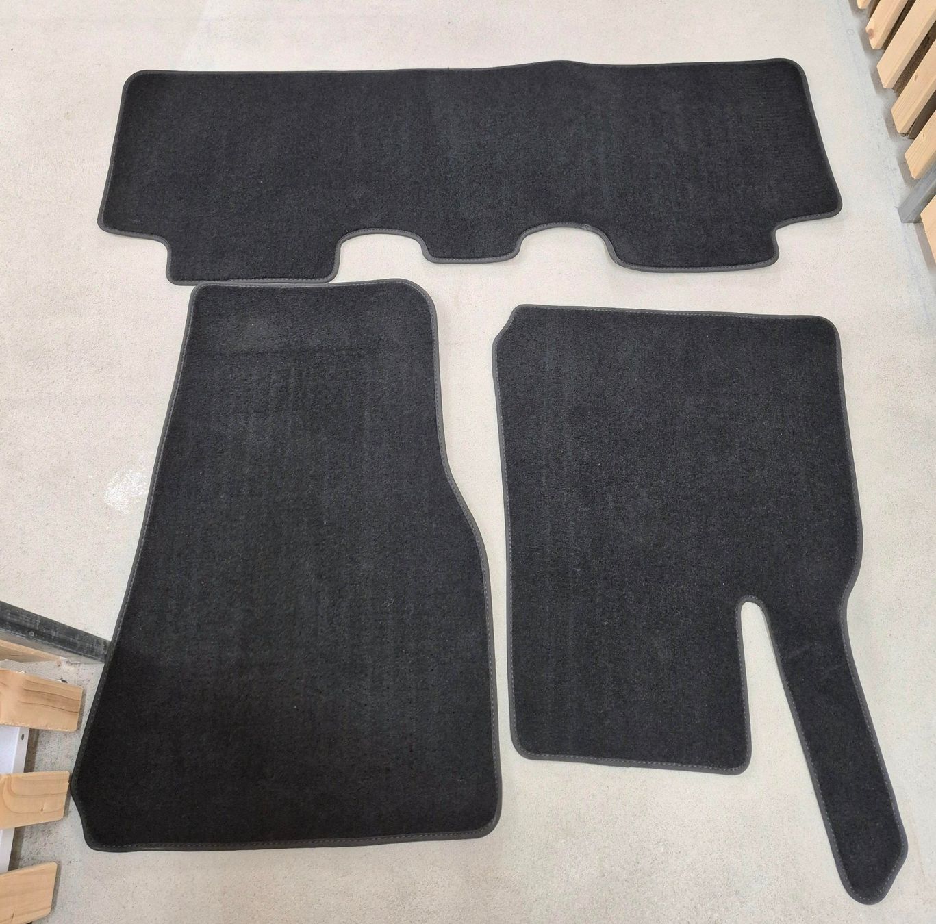 Tesla Tappeti & Tappetini: Original TESLA Model Y Teppiche / Fussmatten – Nuovo (secondo la descrizione) da Dietlikon venduto da sparrow10