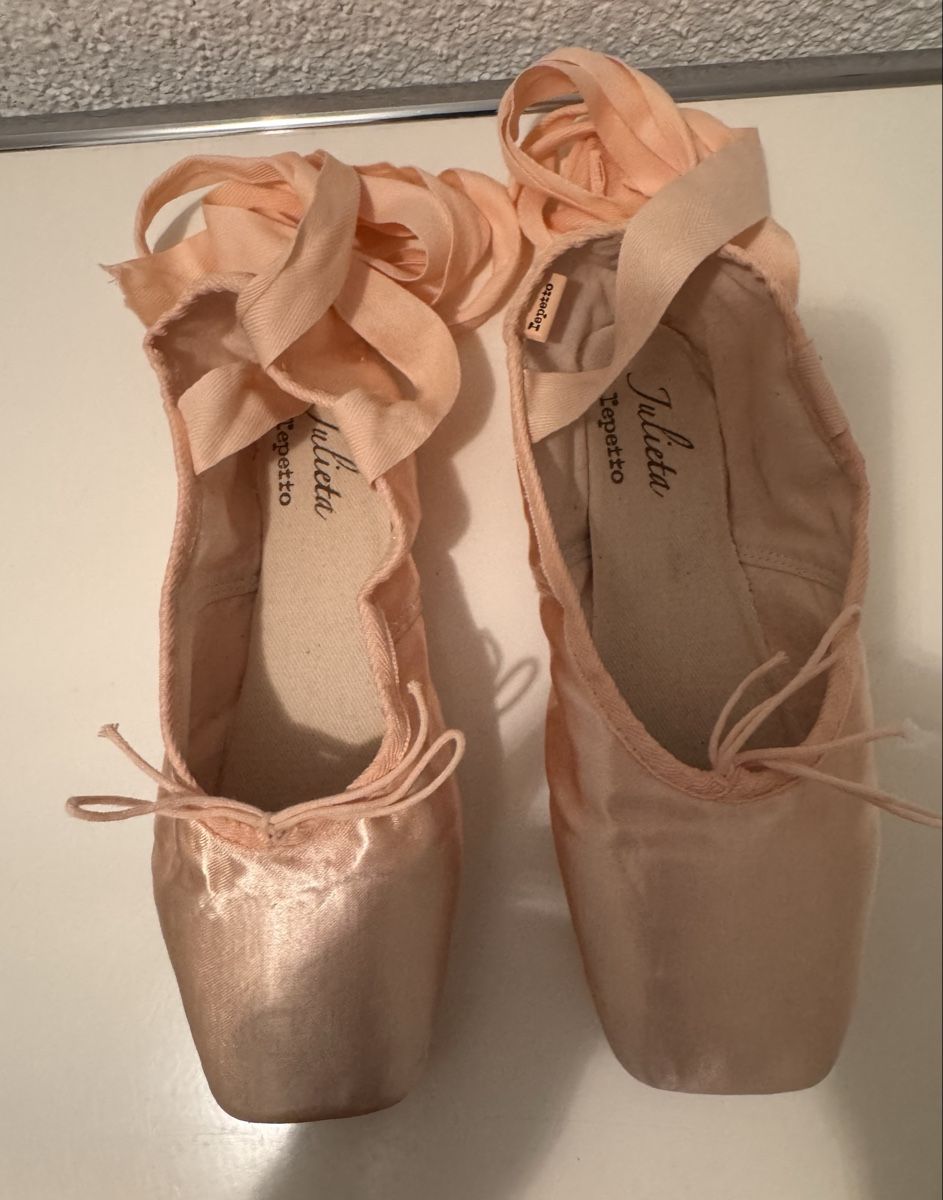 Scarpe da donna: Ballettschuhe Spitzenschuhe Gr. 5.5 (ca. 37) – Usato da Wilderswil venduto da Renaissance1