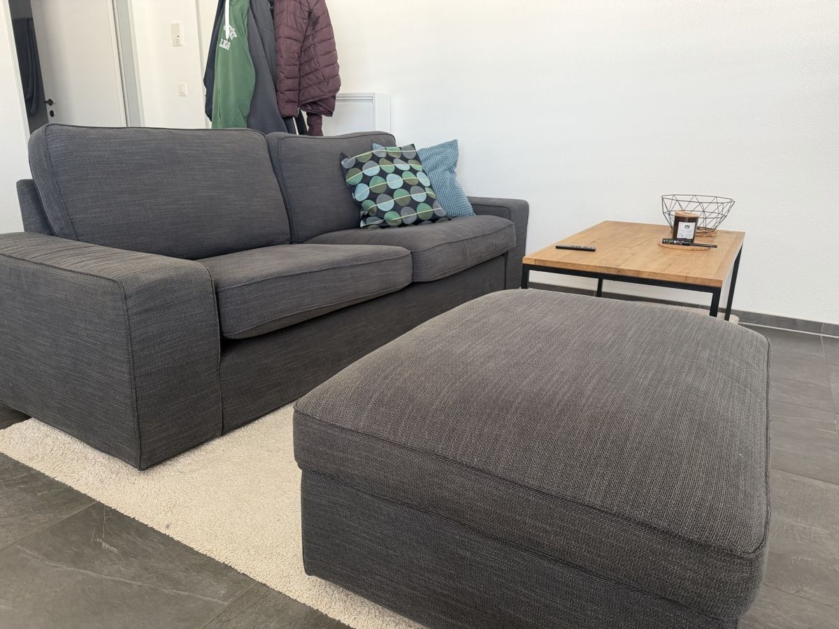 Divani: IKEA KIVIK 3-Sitzer Sofa + Hocker (Anthrazit) – Usato da Dübendorf venduto da vra_5xq6