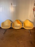 Sitzbank - Vitra Eames Plastic Armchair auf Traverse