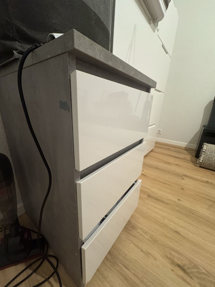 Comodini: Commode 3 tiroirs blanc gris bon état – Usato da La Chaux-de-Fonds venduto da ped_8hw7