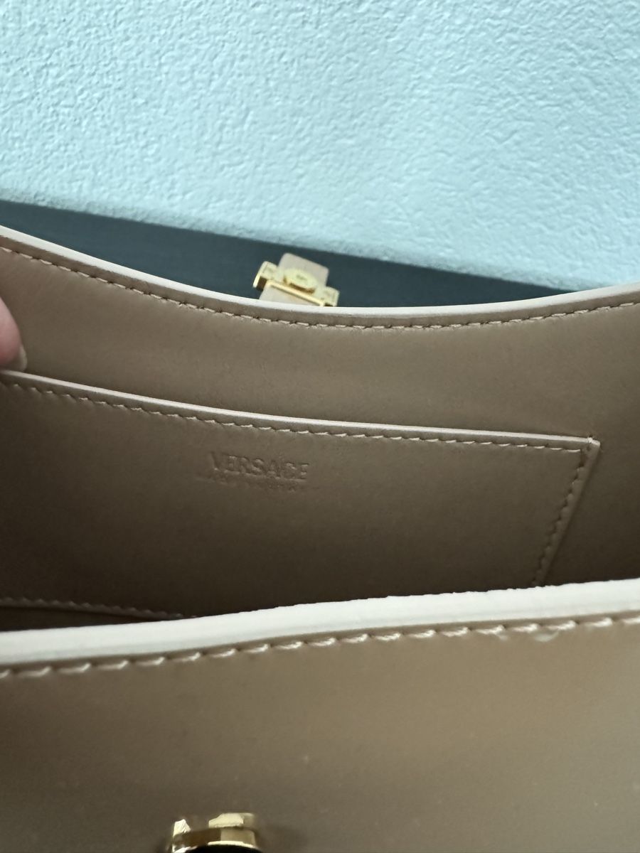 Versace Taschen für Damen: Versace pochette in nude patent leather – Neu und originalverpackt aus Dübendorf von fra_h2bp 7