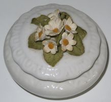 Deckeldose Zuckerdose mit Blumen-Applikation, Keramik