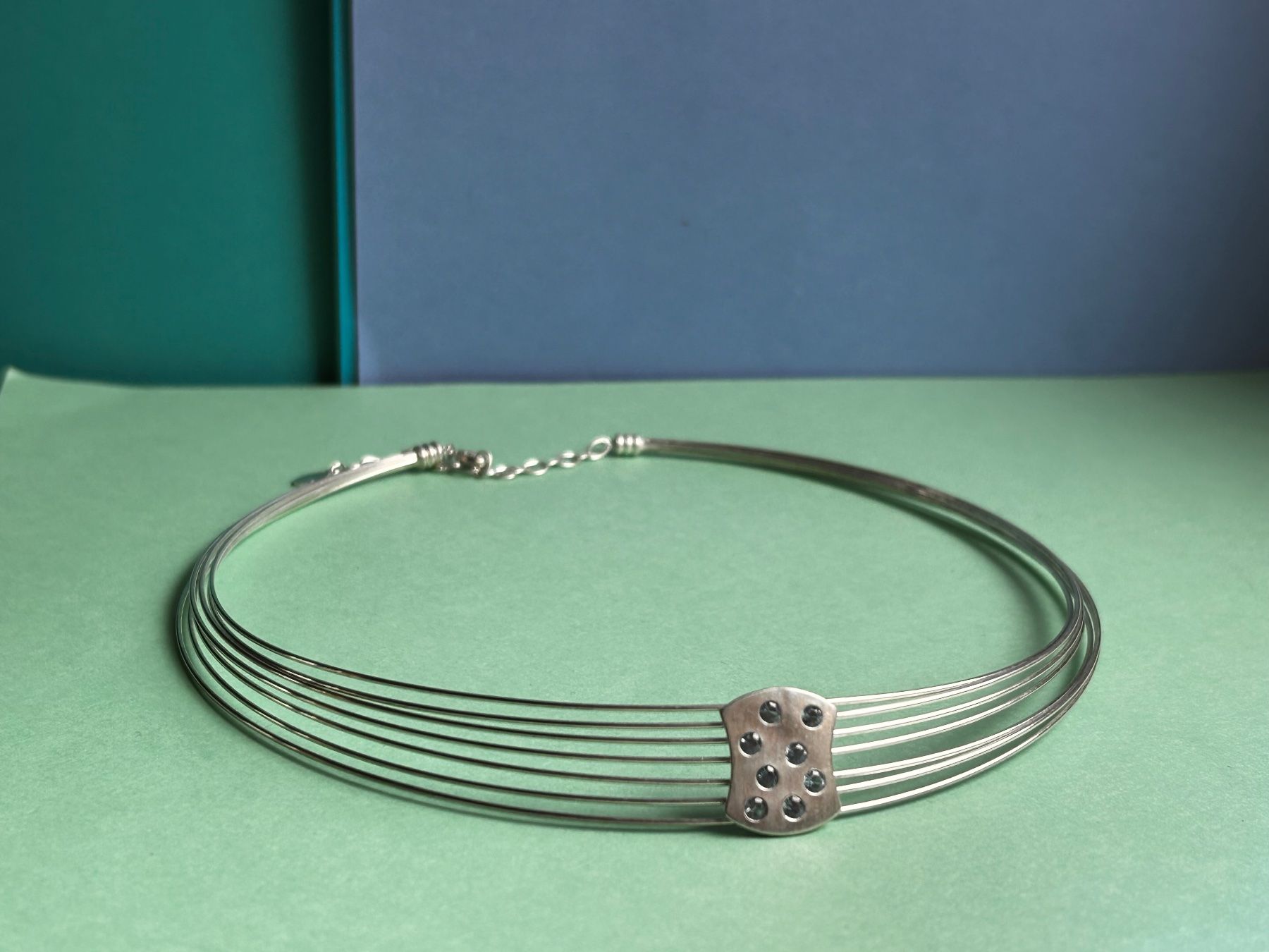 Catenine: Eleganter Silber Halsreif Collier mit Strass hellblau – Usato da Dittingen venduto da Bellevista 7