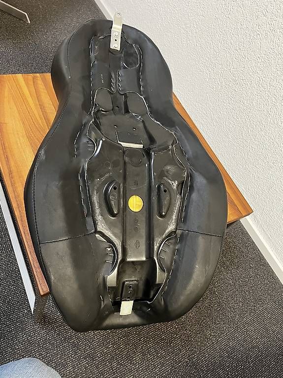 Toutes les pièces détachées moto: Harley Sitzbank  – D'occasion à Urdorf par Rotti69 1