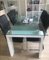 Esstisch ohne Stühle und Accessoires