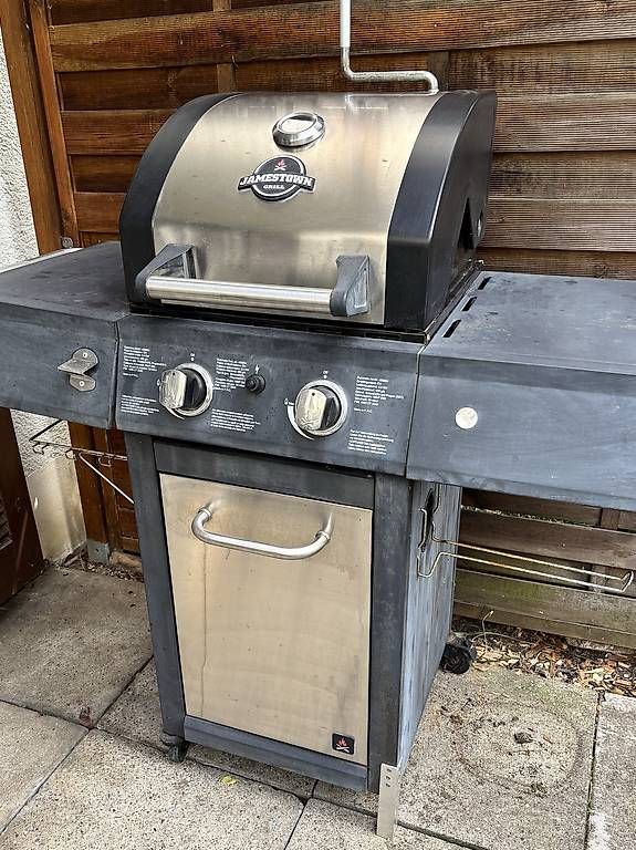 Grills: Grill mit Gas von Jamestown – Gebraucht aus Schaffhausen von mikelcroft