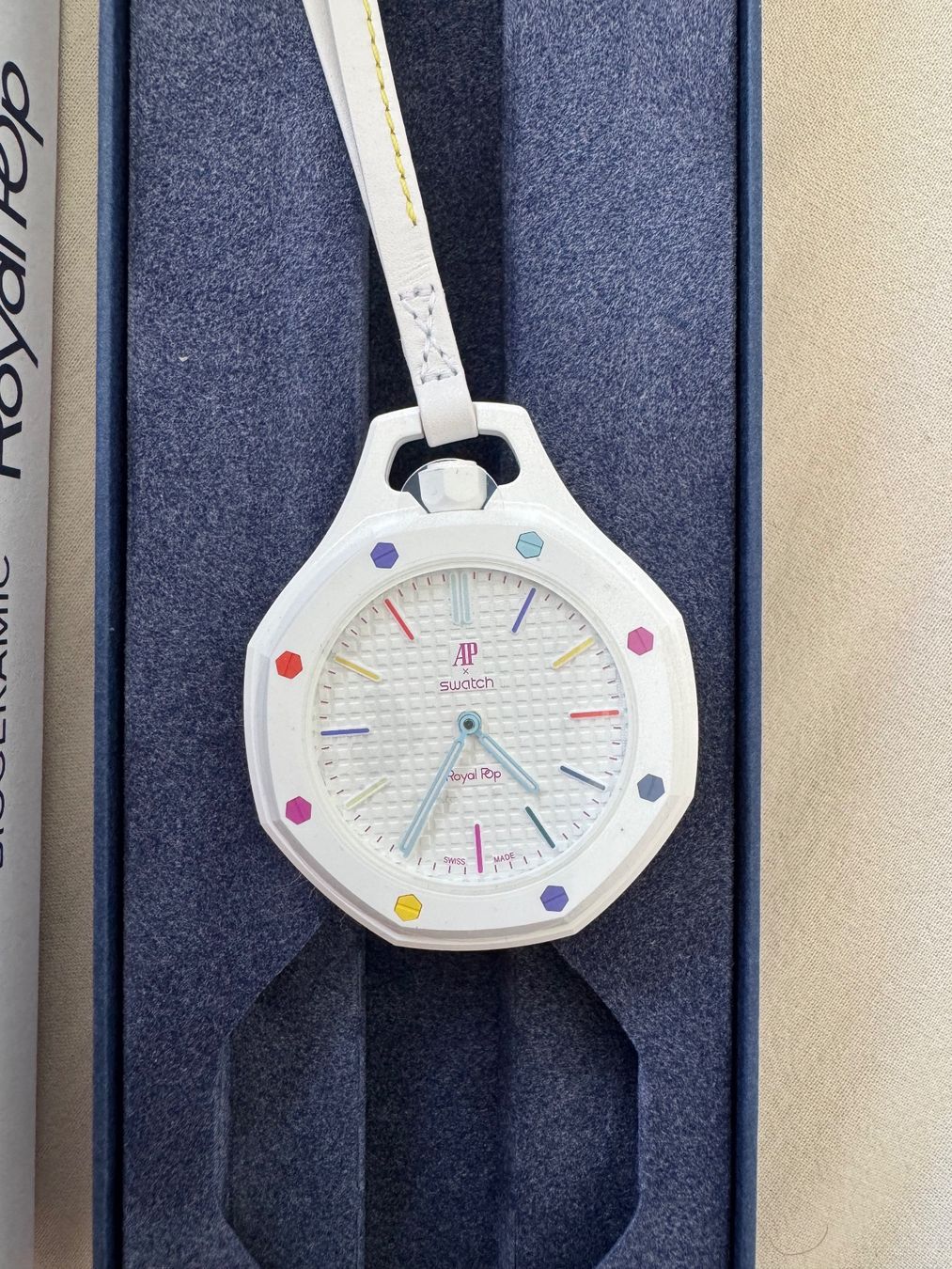 Audemars Piguet x Swatch Royal Pop “Huit Blanc” (Neu und
