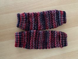 Handgestrickte Stulpen, rot-schwarz meliert