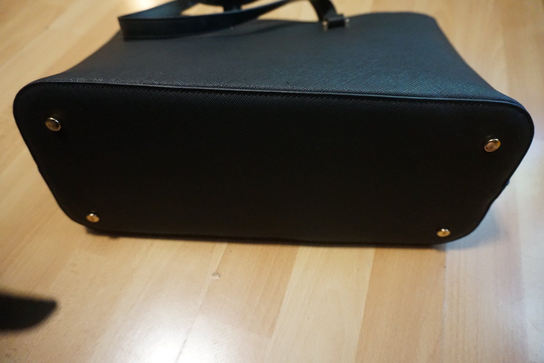 H&M Borse da donna: Schwarze H&M Handtasche – Usato da Zürich venduto da einalemjena 1