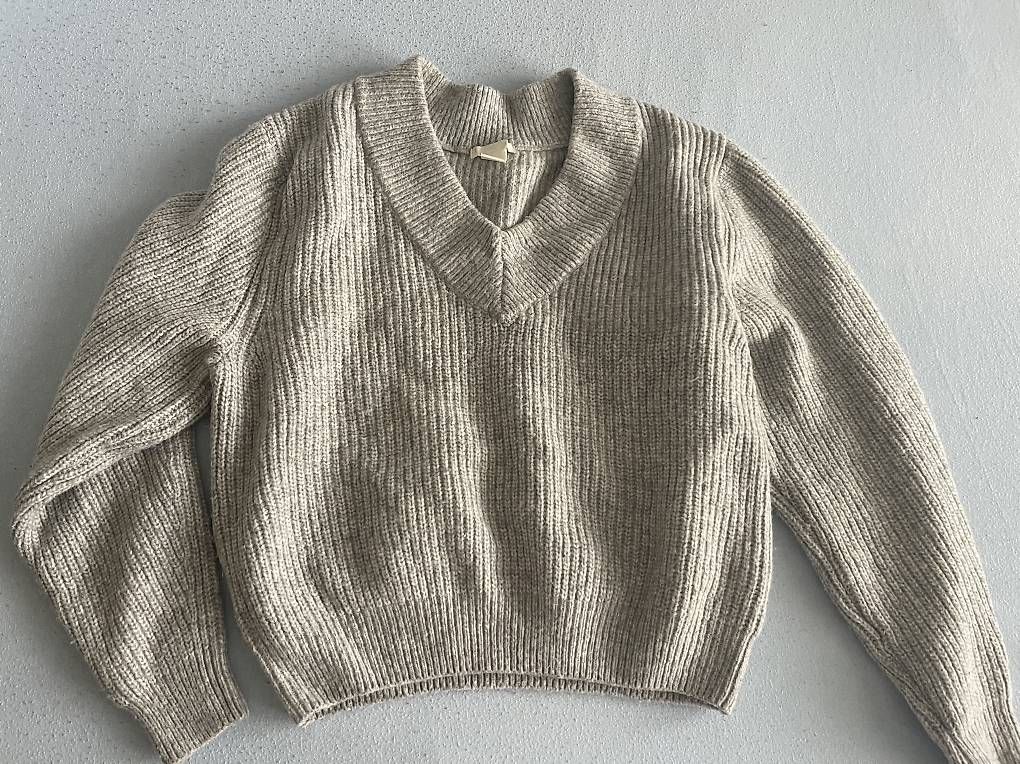 H&M Pullover & Sweatshirts: H&M Damenpullover Grobstrick V-Ausschnitt Gr. S – Gebraucht aus Luzern von Lorena.haj