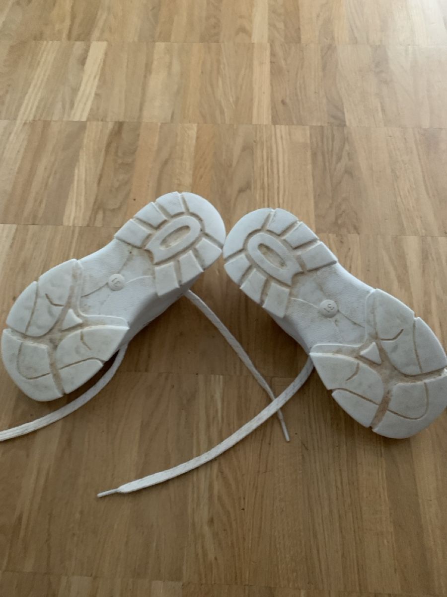 Scarpe per ragazze: Weisse Turnschuhe, Grösse 31 – Usato da Sissach venduto da Hippo200 1