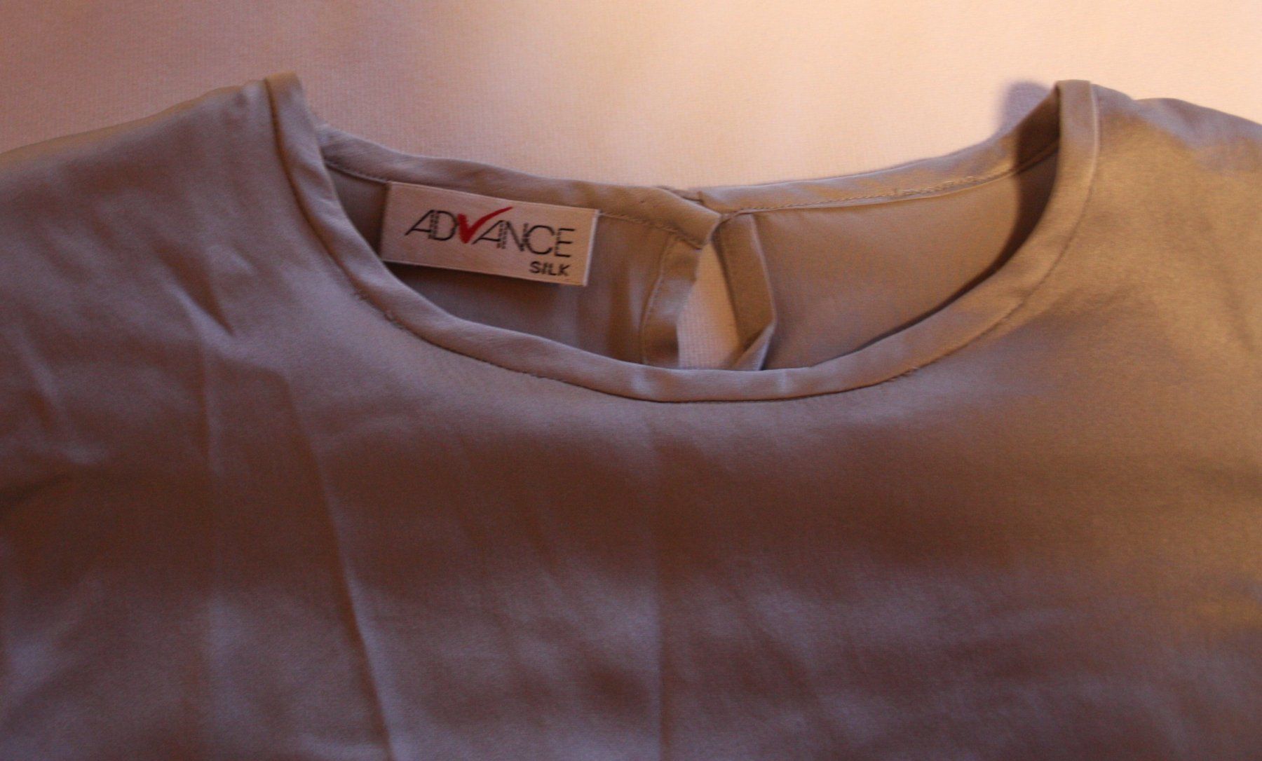 Camicette: Bluse ADVANCE Seide grau/silber Gr. M – Usato da Flüelen venduto da Diversicum-Vintage 8