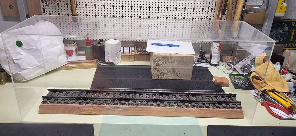 Spur 1 Vitrine und Gleis für Lok bis 70 cm (Gebraucht) in Ballwil für