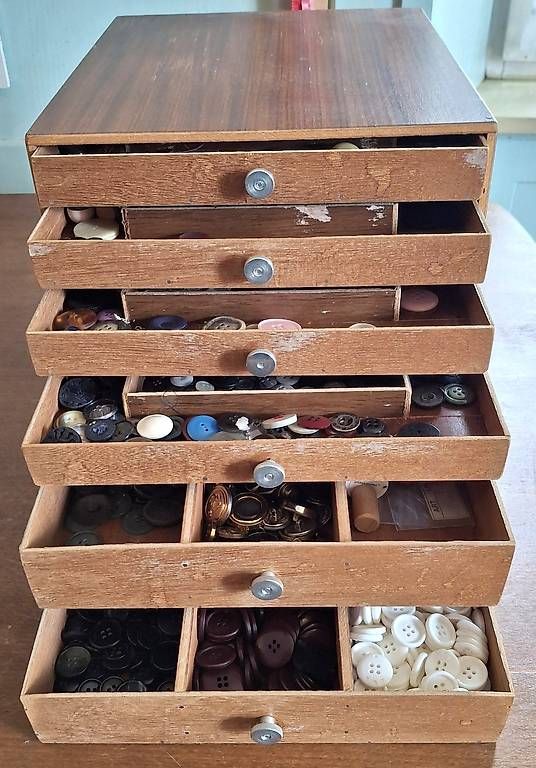 Giochi: Grosse Knopfsammlung mit Holzbox & Musterordner – Usato da Rüti ZH venduto da Liliane_market 2