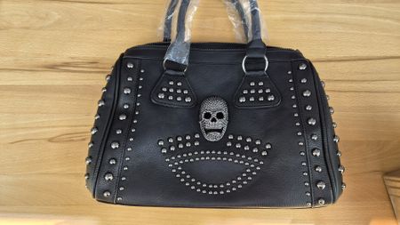 Handtasche Totenkopf mit Nieten schwarz neuwertig