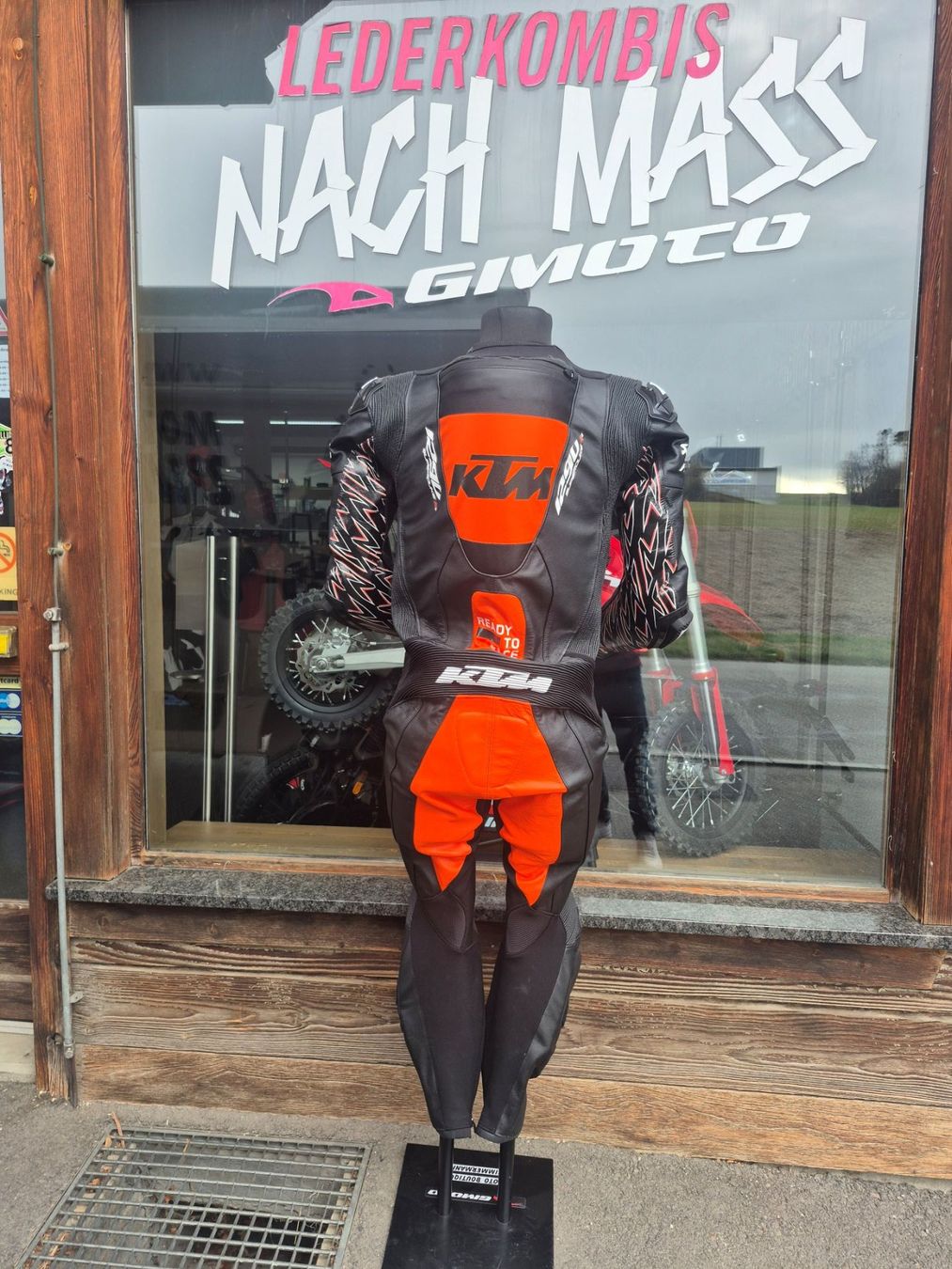 KTM Completi: KTM Lederkombi Neu, Grösse 52 – Nuovo (secondo la descrizione) da Messen venduto da Motoboutique 1