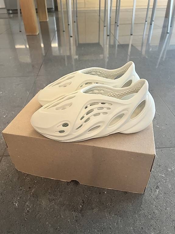 Scarpe da uomo: Yeezy Foam Runner SAND (US 11 / 46) – Usato da Oftringen venduto da fir_rv9l 1