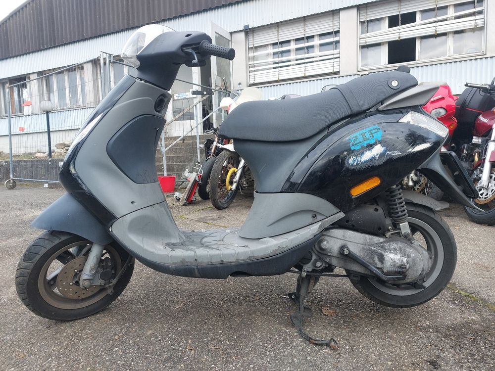 Piaggio Zip 50 / 2000 Zweitakt Roller 2T Scooter wenig Km (Defekt) in ...