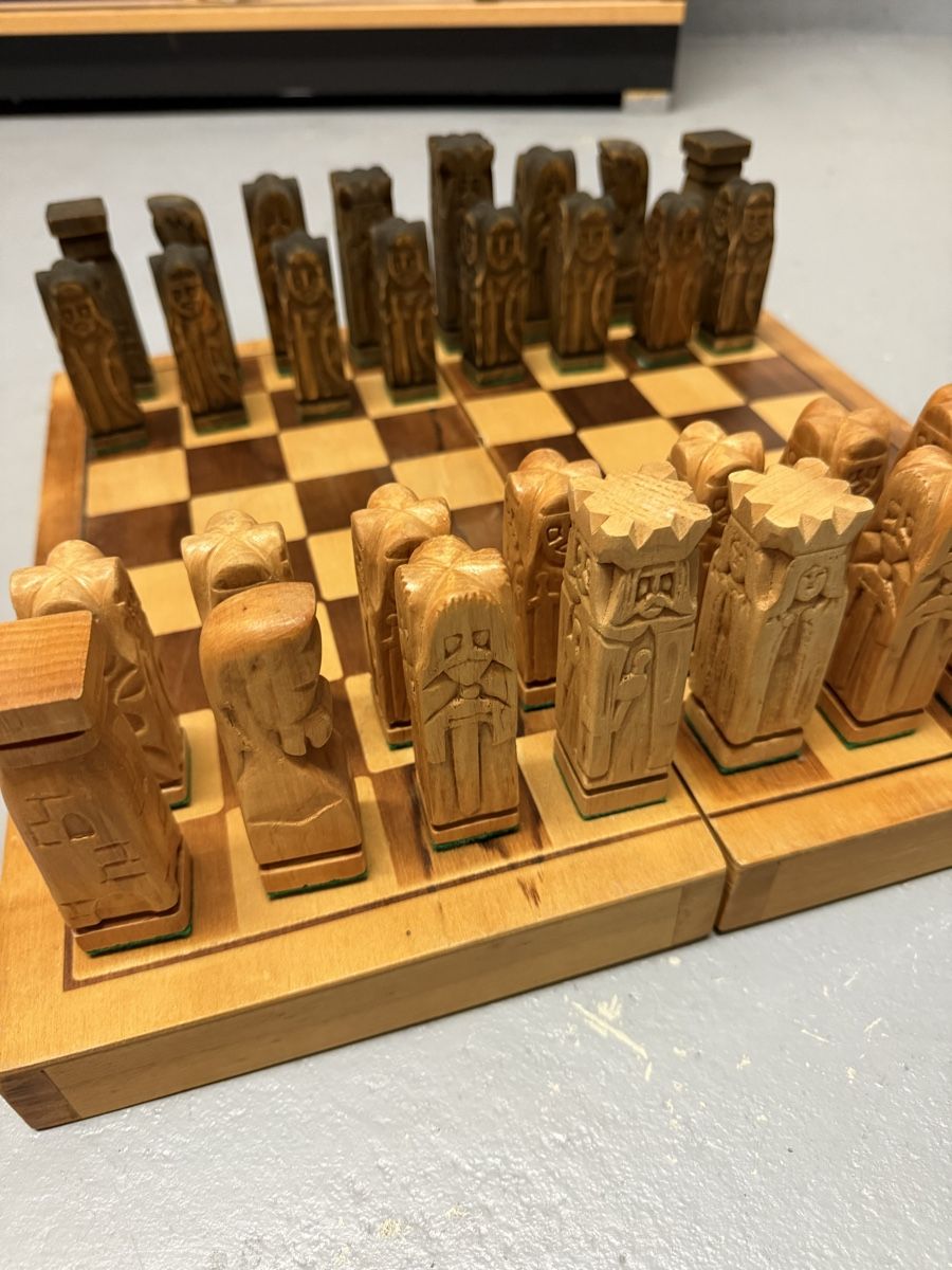 Spiele: Handgeschnitztes Schachspiel aus Holz - Einzigartiges Design – Gebraucht aus Brüttisellen von stanos