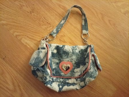 Süessi Handtasche im Jeans Look mit Herz Detail!