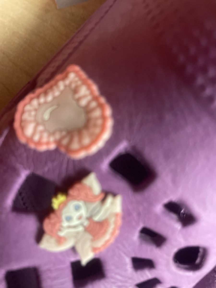 Scarpe per ragazze: Clogs/Sandalen Gr.28 lila Mädchen mit 2Anhängern – Usato da Obergerlafingen venduto da cabo4 2