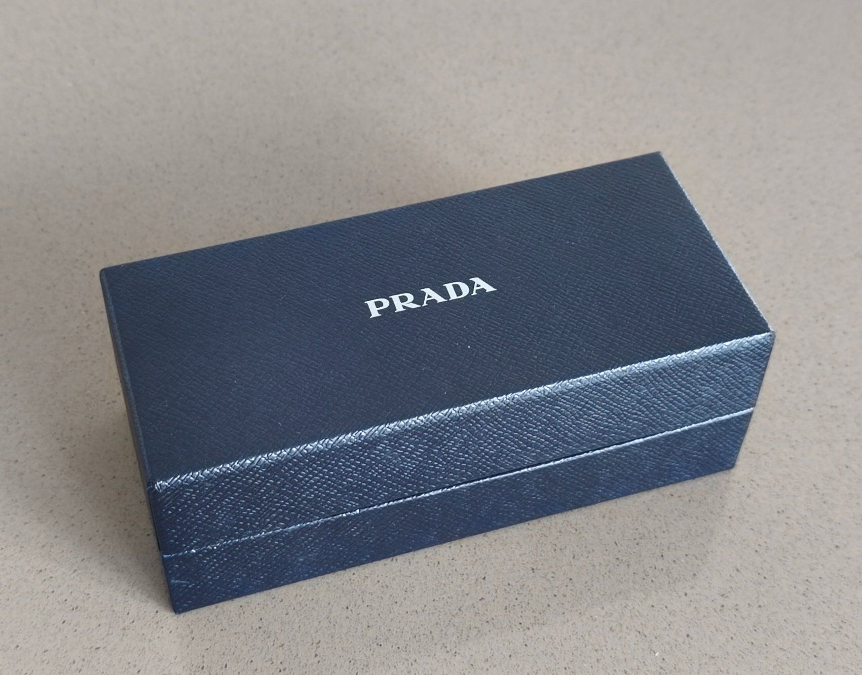Prada Altro in  Abbigliamento & Accessori: Kleine schwarze Prada Box, strukturierte Optik – Usato da Zürich venduto da Tanteemma369 9