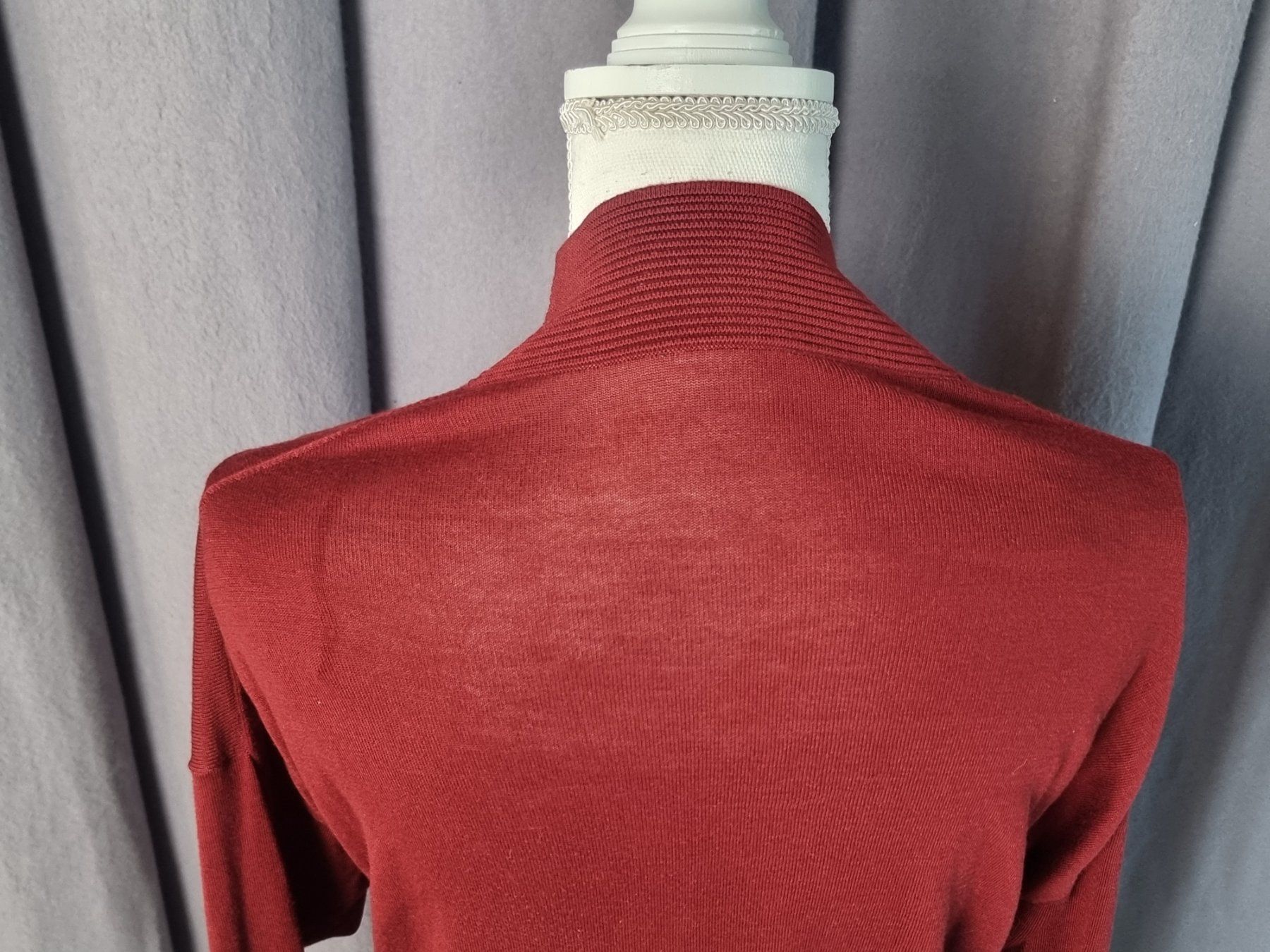 Giacche: Leichte Strickjacke in dunkelrot – Usato da Urtenen-Schönbühl venduto da Restwert_Schoenbuehl 3