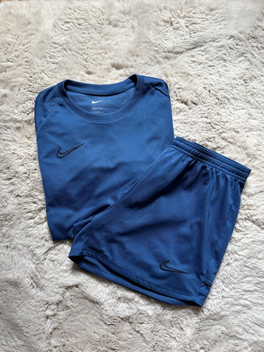 Nike Lotti di vestiti: Sportset Nike, Grösse M-L – Usato da Haldenstein venduto da ana_b8c7