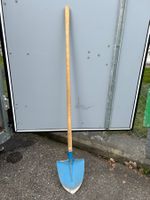 Gebrauchte Spaten, ideal für Gartenarbeiten im Herbst.