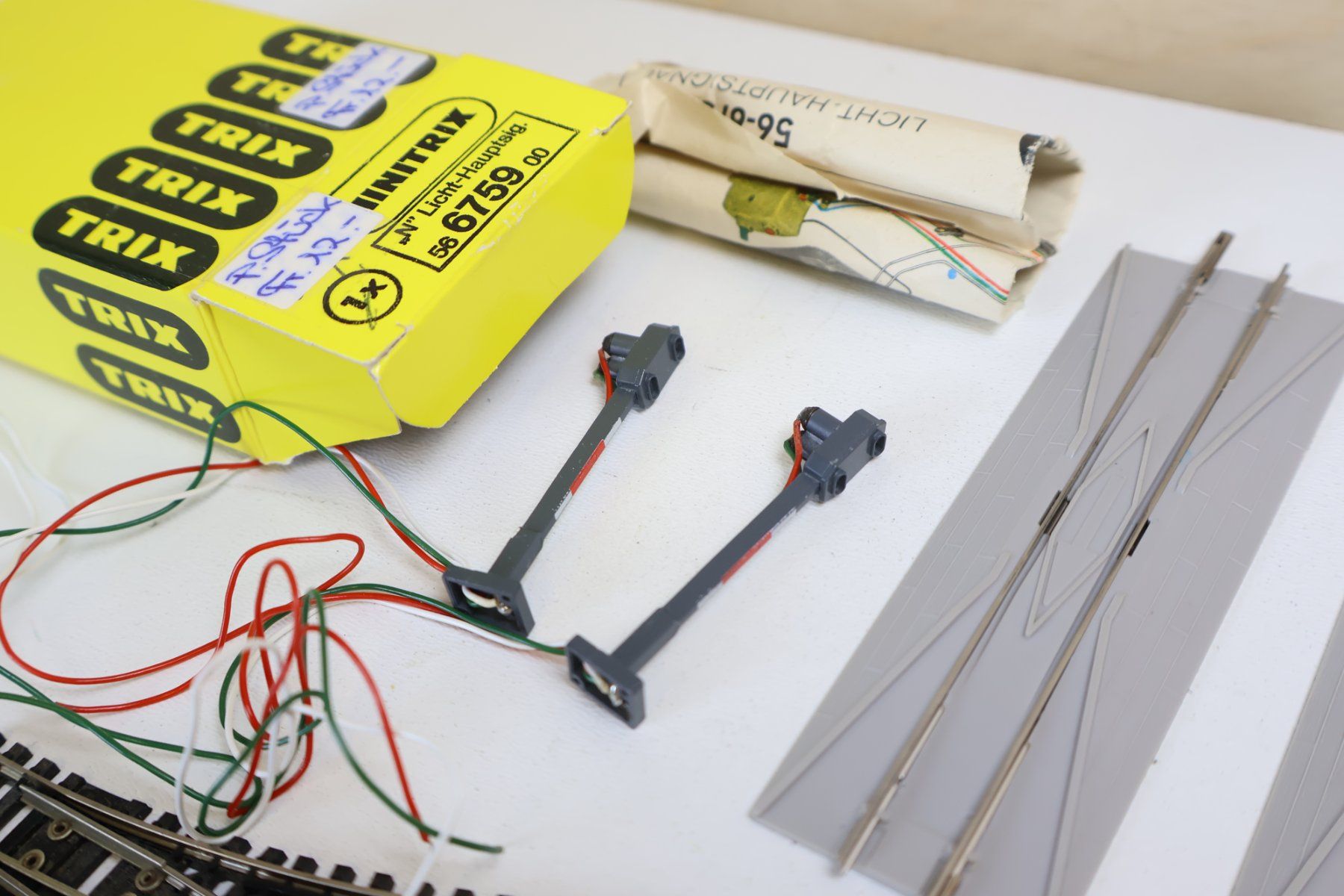 Trix Modelleisenbahnen: Minitrix El. Weichen + Lichtsignale + Bahnübergänge – Gebraucht aus Winterthur von Monstera 3