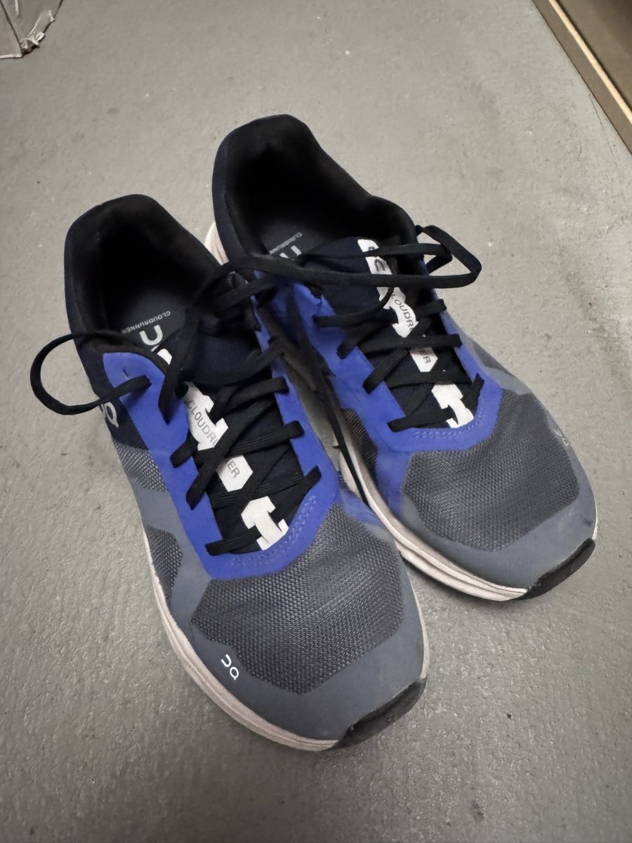On Chaussures hommes: ON Cloudrunner Gr. 42 – D'occasion à Esslingen par Ursr1
