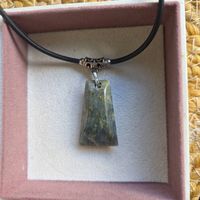 Collier avec pendentif en Jade ou Jadéite Suisse