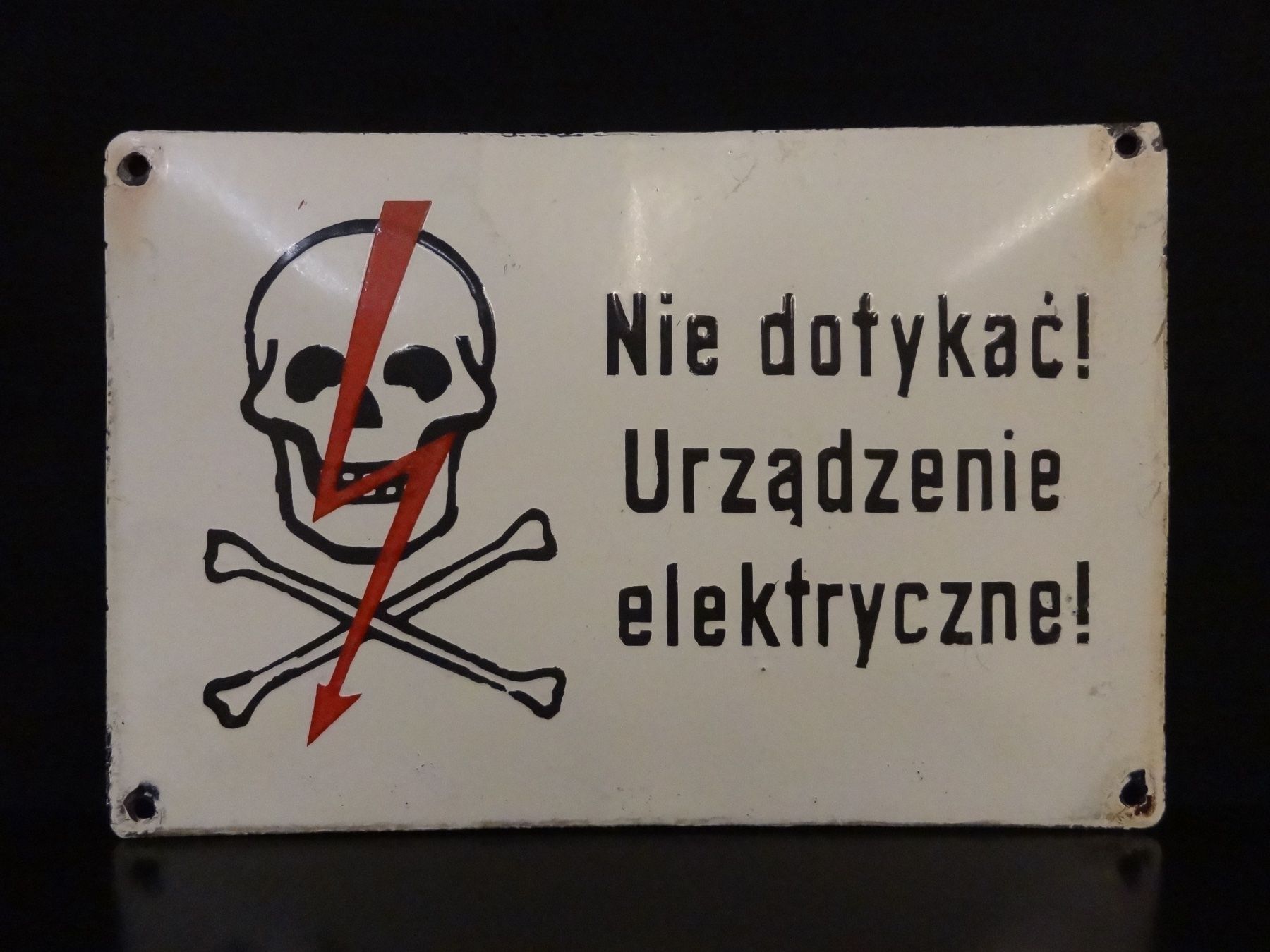 Schilder: Emailschild NIE DOTYKAC! TOTENKOPF BLITZ – Gebraucht aus Kerzers von bottlesandboxes